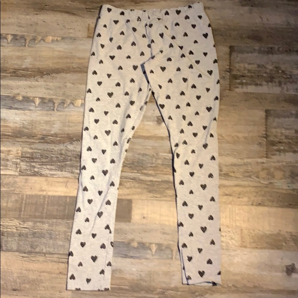 Gray leggings with hearts all over them🖤🤍🖤